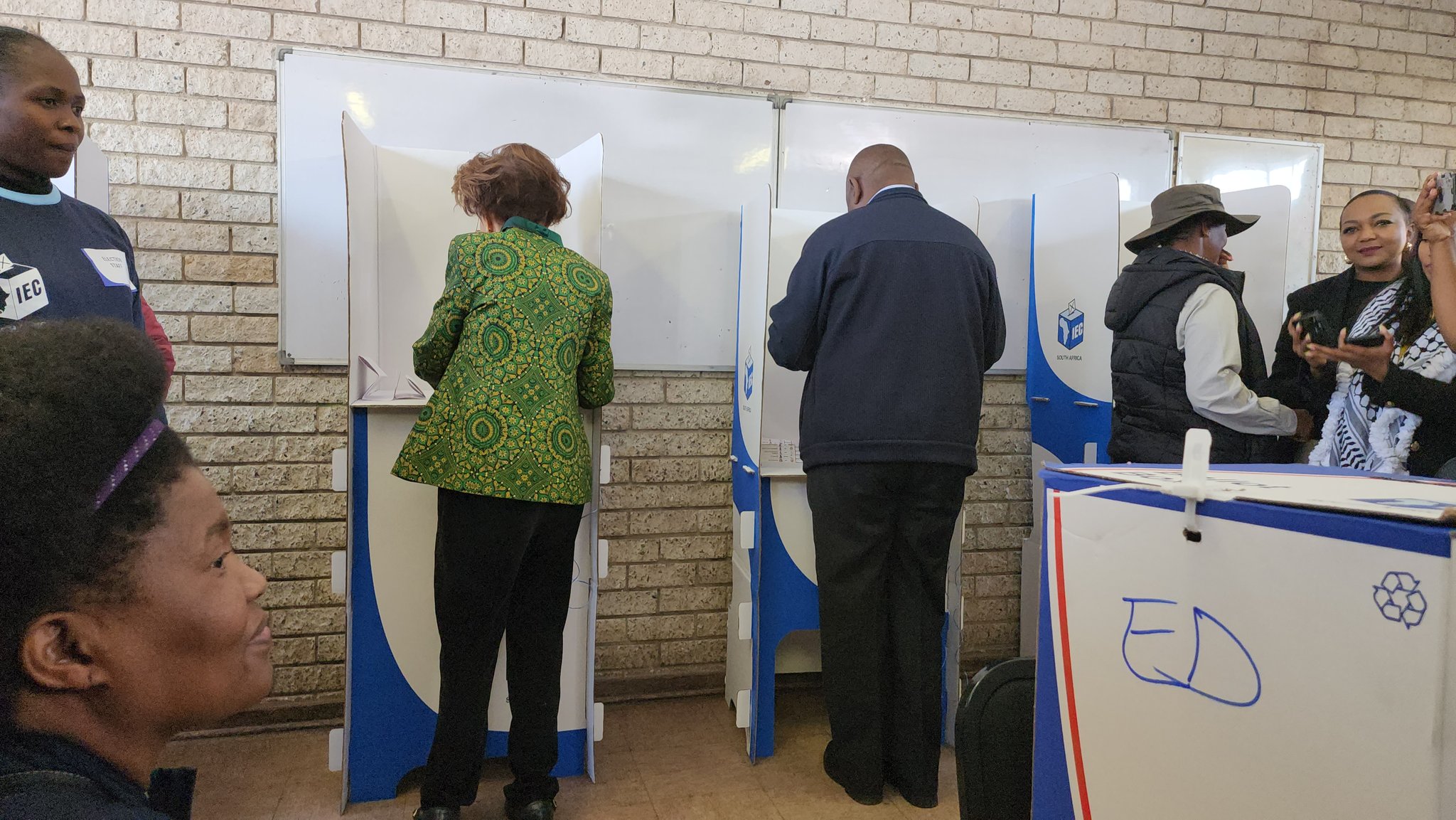 President Ramaphosa and wife’s intimate moments at voting station break the internet