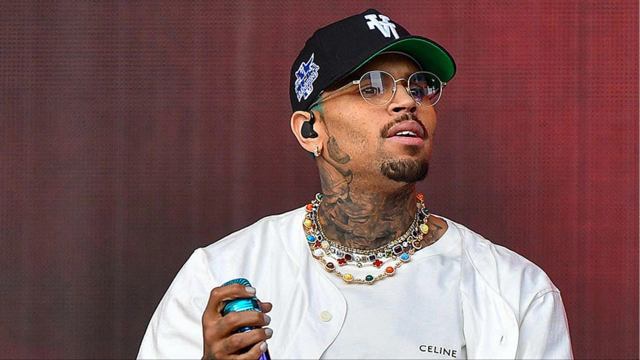 Chris Brown’s Fans Drool After Noticing Bulge During Concert