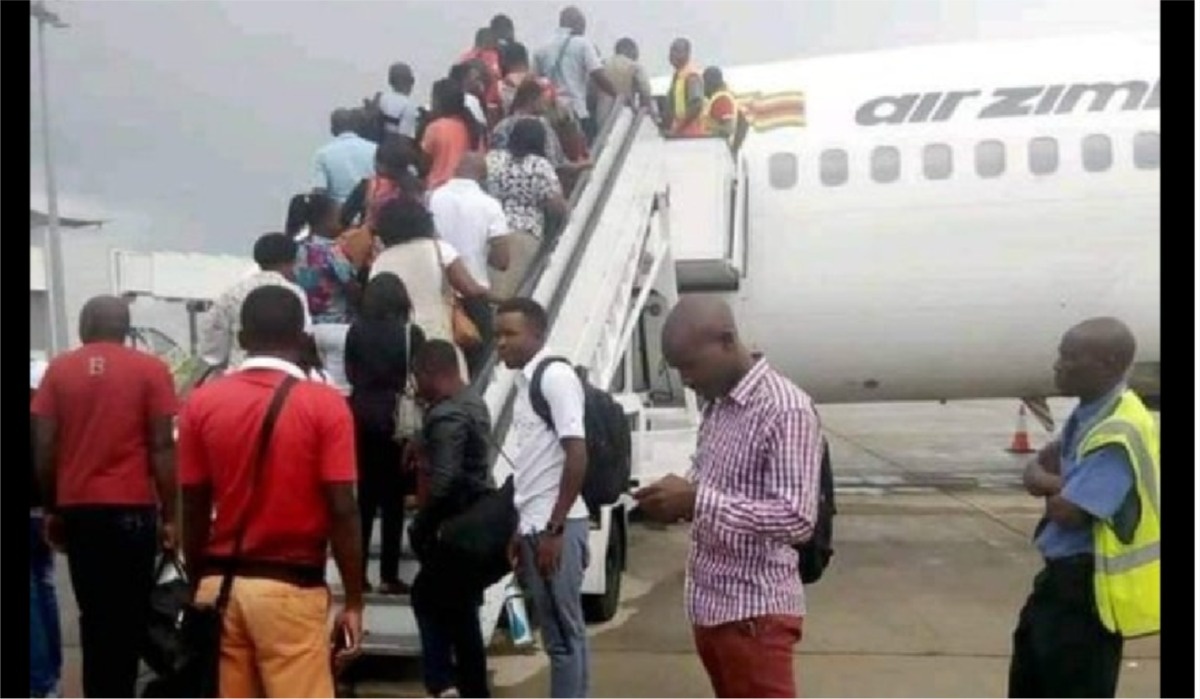 South Africans Poke Fun at Zimbabweans After Picture Showing Passengers Scrambling to Board Air Zimbabwe Plane Emerges