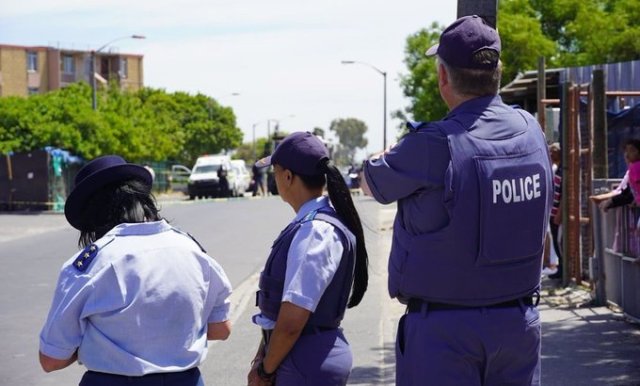 Cape Town police hunt for gunmen