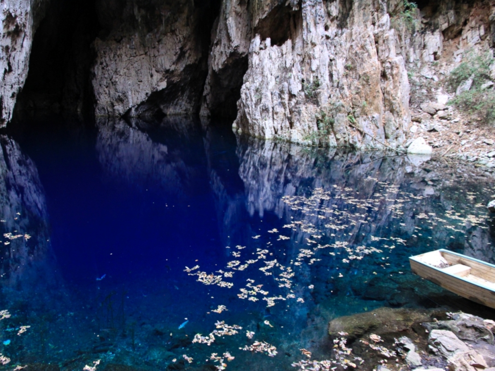 Best places to visit in Zimbabwe(2/3:Chinhoyi Caves)